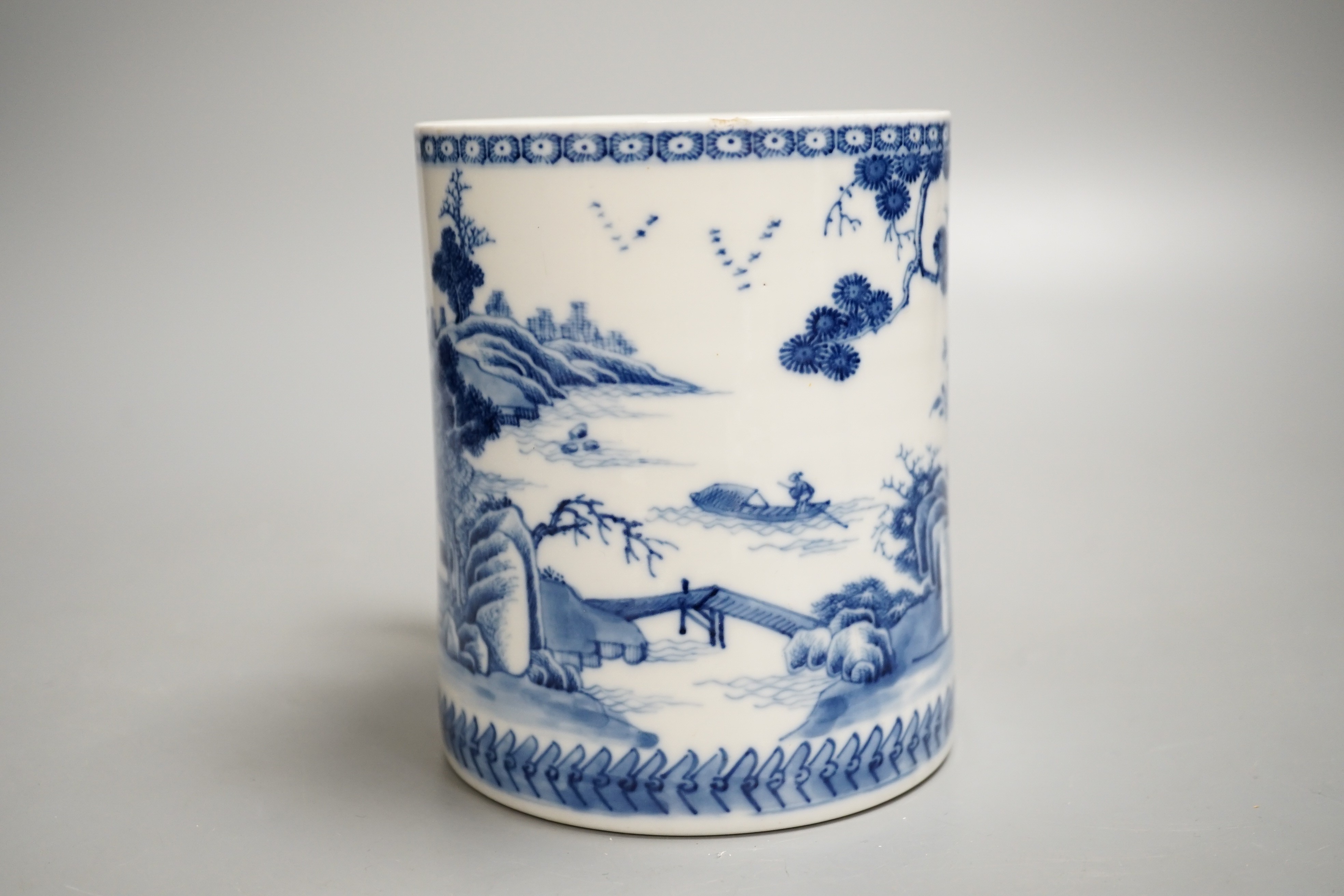 A large Chinese blue and white export tankard, late 18th century. 13cm